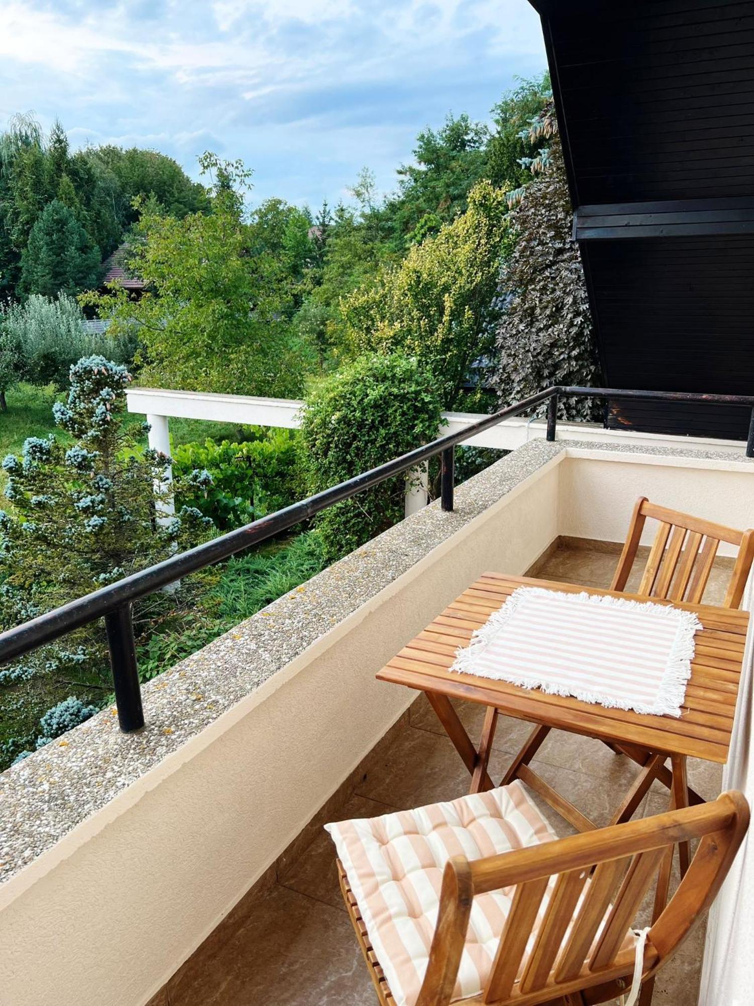 Evie'S Tree House Villa Dragomirna Exteriör bild